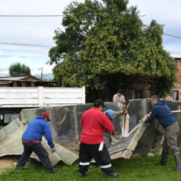 El intendente se había comprometido y hoy retiraron una pileta de grandes dimensiones abandonada en un espacio verde en El Círculo 1