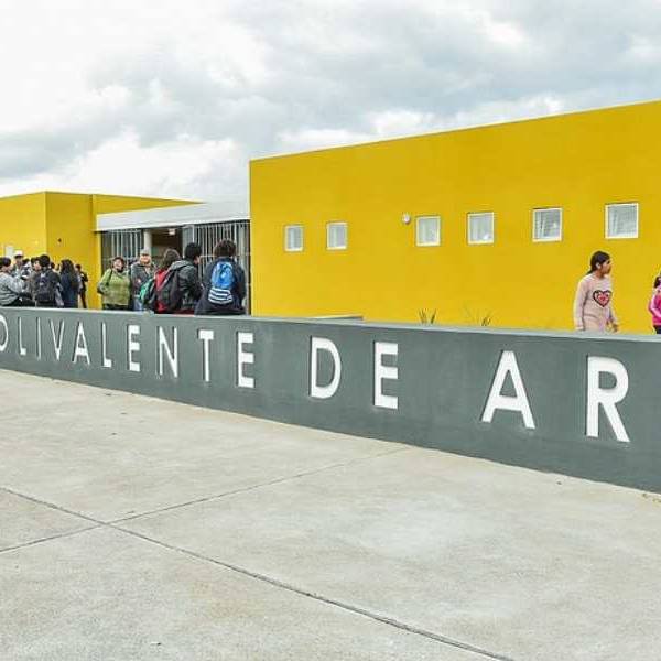 Encontraron tres balas junto a amenazas en el baño de mujeres en el Colegio Polivalente de Arte