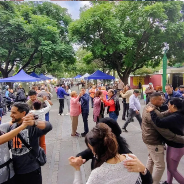 ¡Animate a bailar! Hay clases gratis de tango este sábado en el Paseo de los Poetas y en la Glorieta de plaza 9 de Julio