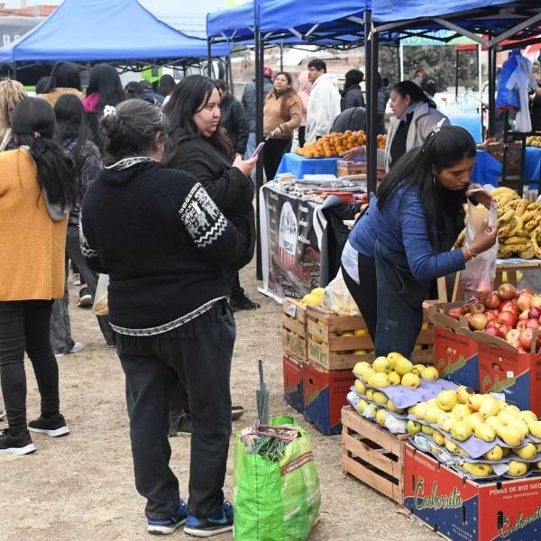 Masiva asistencia de vecinos a la edición de “El mercado en tu barrio” en Roberto Romero