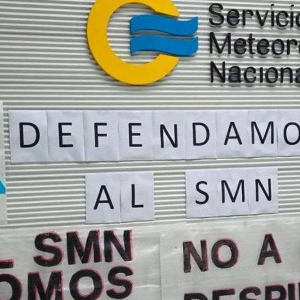 Trabajadores y trabajadoras del Servicio Meteorológico Nacional (SMN) realizan un cese de actividades ante la amenaza de 240 despidos
