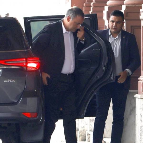 Vecinos de Adorni aseguran que destina un auto oficial para que su personal doméstico haga las compras del supermercado