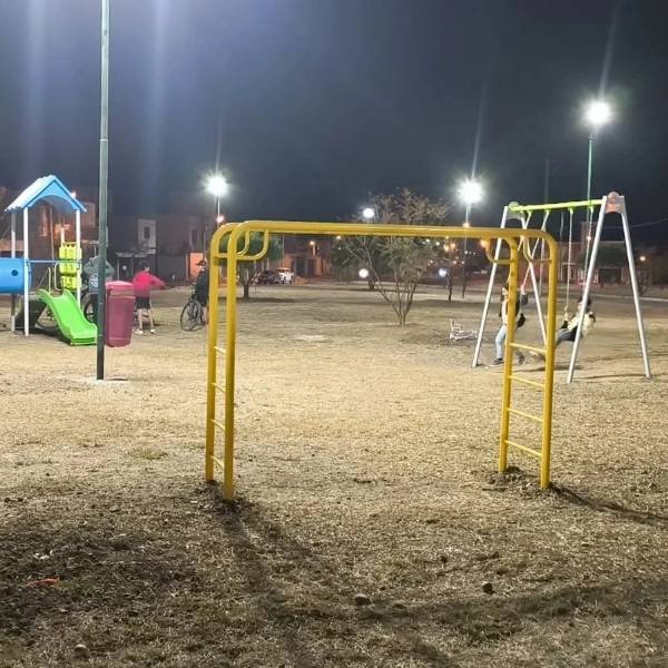 También tiene nuevos árboles y juegos: La plaza de Pereyra Rozas ya cuenta con nueva iluminación