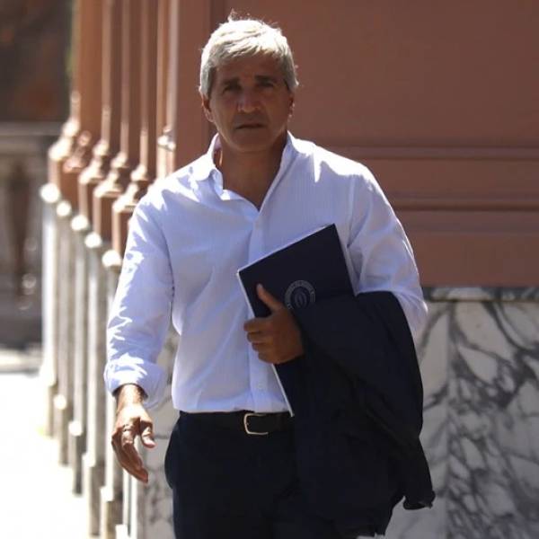 Luis Caputo sostuvo el superávit gracias a las privatizaciones y postergando pagos por 1,4 billones