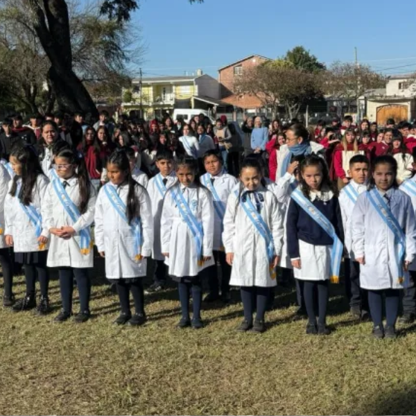 Una jornada emocionante: La Promesa a la Bandera reunió a más de 300 alumnos en la Casona de Castañares