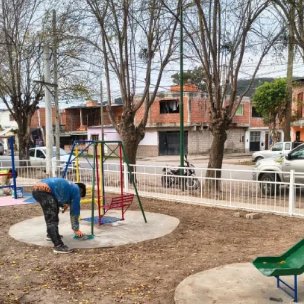 A cuidarla entre todos: La plaza de Castañares luce renovada y lista para el disfrute de los vecinos