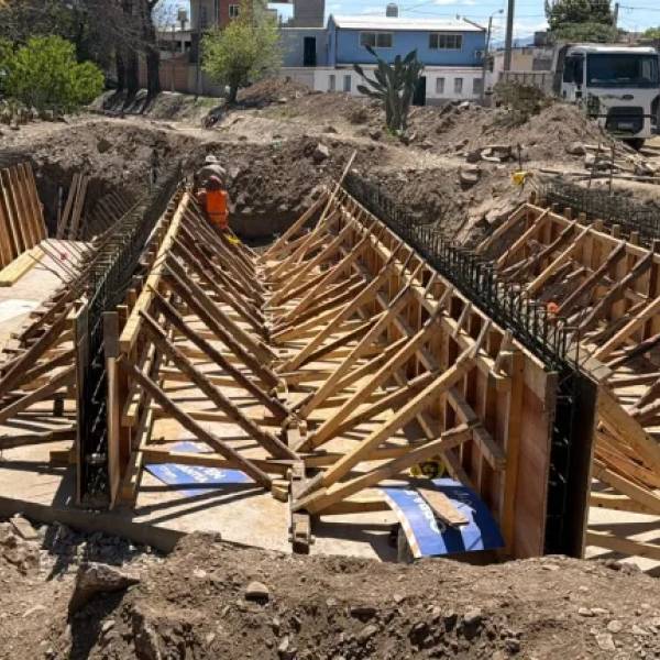 El puente que construye el Municipio en avenida Costanera al 3.000 conectará a seis barrios de la zona oeste
