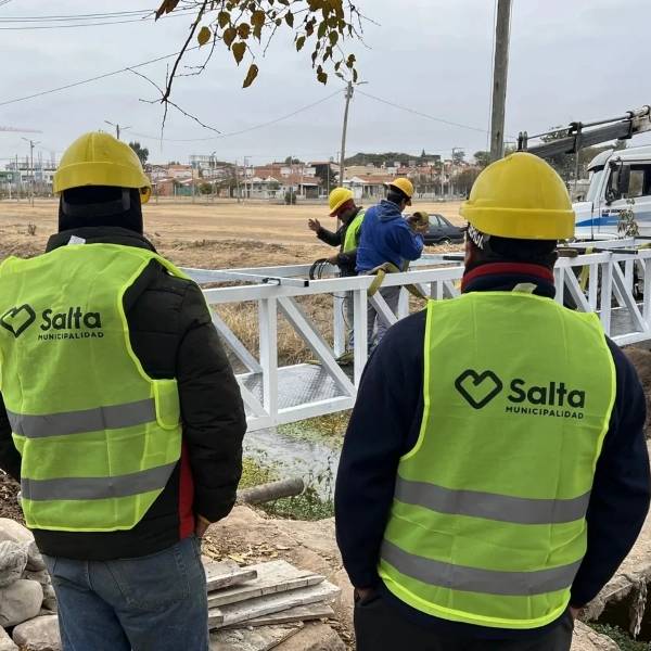 Instalaron una nueva pasarela peatonal en el barrio Universidad Católica