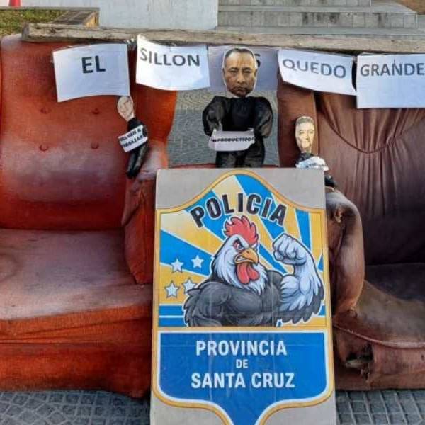 Crisis policial en Santa Cruz: Uniformados acuartelados acampan frente a la residencia del gobernador Vidal