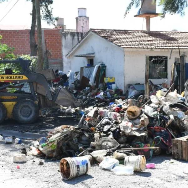 Barrio Limache: El municipio limpió nuevamente la casa donde viven acumuladores de residuos