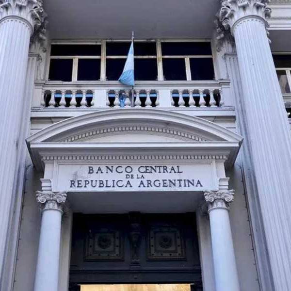 El Mercado sigue desconfiando del rumbo económico: El BCRA compró casi US$ 700 millones, pero el riesgo país no baja