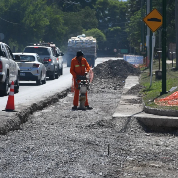 Conduzca con precaución y respete las señales: Están reconstruyendo  la calzada en la avenida Banchik, altura San Luis, con tareas de hormigonado