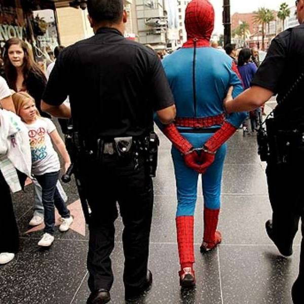 Atrapan robando al hombre araña salteño en Barrio Lamadrid