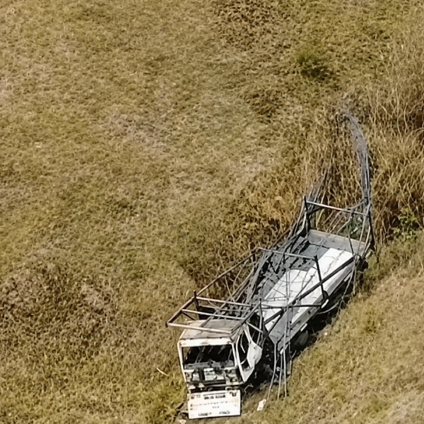 Accidente en San Lorenzo Chico: Un camión desbarrancó y el chofer salvó su vida al saltar a tiempo