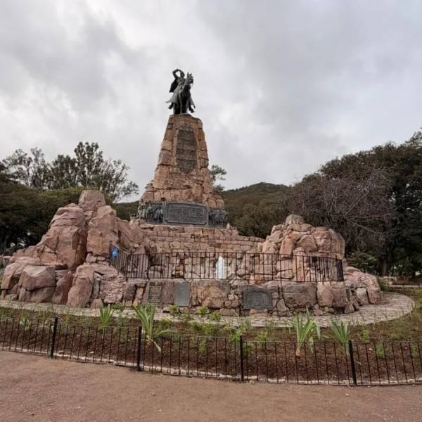 Honrar la memoria de Güemes: el monumento histórico se renueva con el respeto que merece