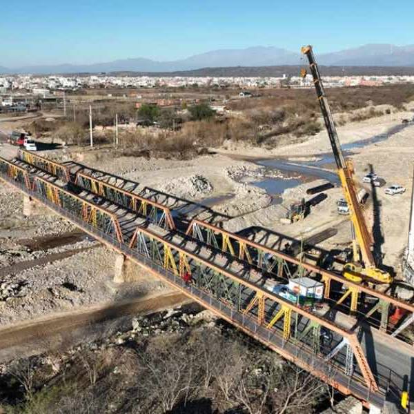 El clima ayuda: A buen ritmo avanza la construcción del nuevo puente sobre el río Vaqueros