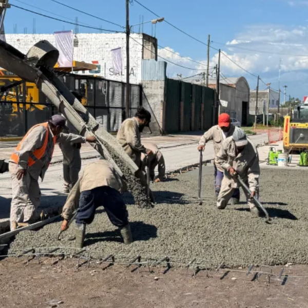 Conduzca con precaución: La Municipalidad realiza tareas de pavimentación en la Avda. Tavella, entre las calles Francisco Arias y Manuela G. de Todd