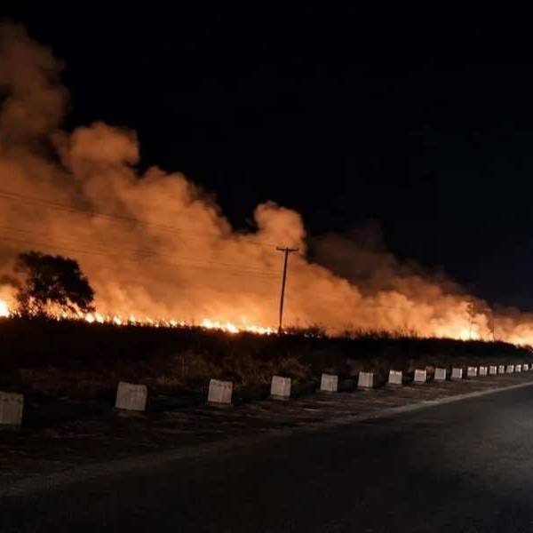Fuego descontrolado en Rosario de Lerma: En la madrugada evacuaron de urgencia a varias familias