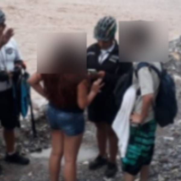 En Vaqueros la policía rescató a 3 jovenes que quedaron atrapados por la repentina crecida del río
