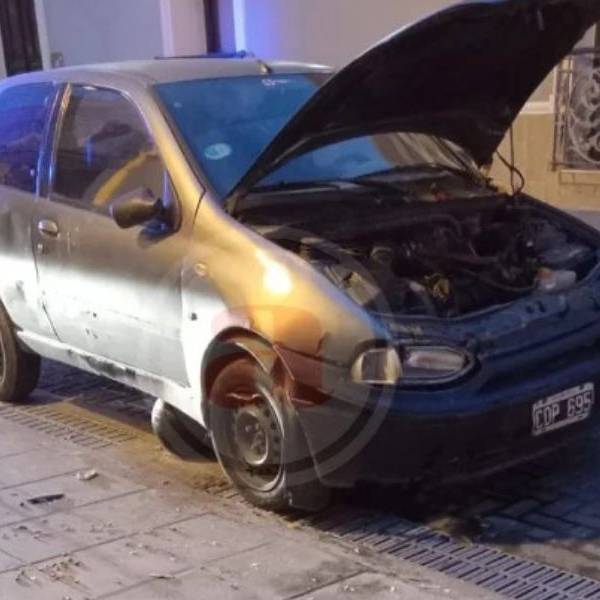 Destrozó su auto: Un alcoholizado perdió el control de su vehículo e impactó contra dos bolardos