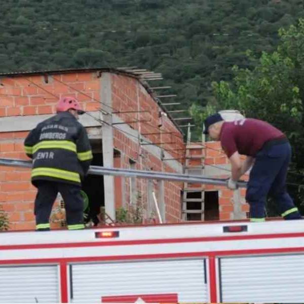 En barrio Castañares un hombre murió electrocutado  al manipular un cable sobre el techo de su vivienda