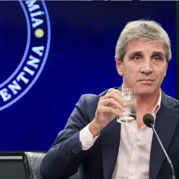 Caputo sigue pidiendo préstamos para pagar vencimientos y economistas lo cruzan por el aumento de la deuda