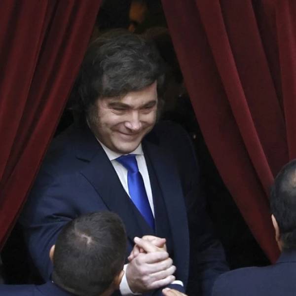 Por la crisis económica y política el gobierno evalúa adelantar las presidenciales para mayo de 2027