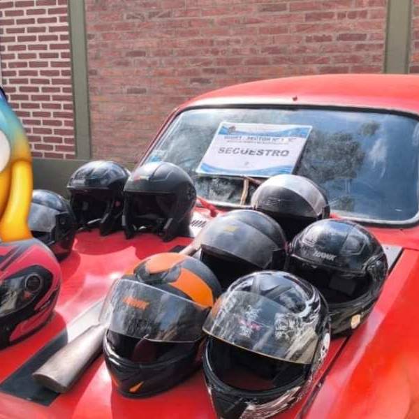 Allanaron dos casas y atraparon al sospechoso que robaba cascos a estudiantes de la UNSA
