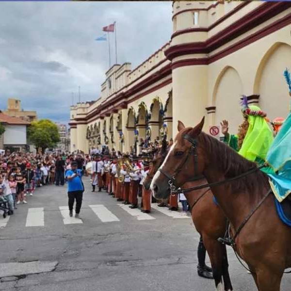 Otra Navidad Azul llena de alegría: Más de mil personas participaron de la llegada de los Reyes Magos