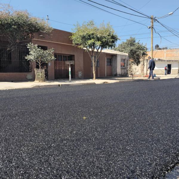Del barro al asfalto: ya son 9 las cuadras pavimentadas en barrio 20 de junio