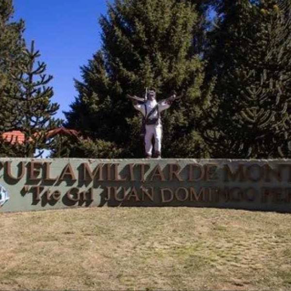 Denunciaron que el ejército retiró el nombre del expresidente Juan Domingo Perón del ingreso a la Escuela Militar en Bariloche