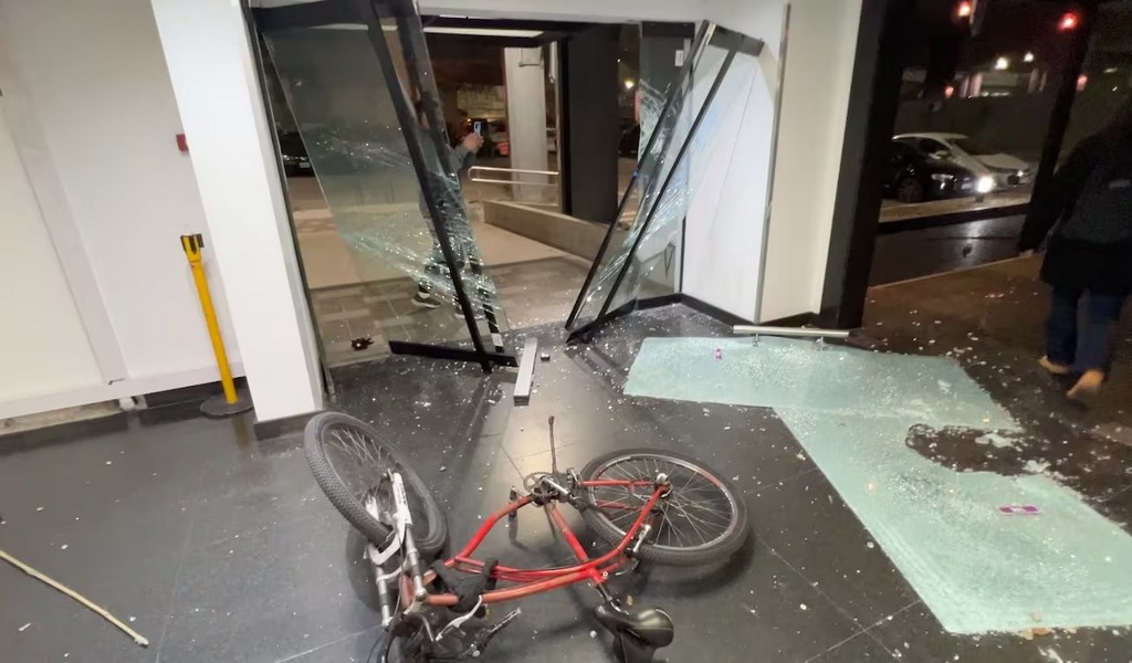 Tras la condena a CFK, militantes entraron por la fuerza y causaron destrozos en el edificio de TN y eltrece