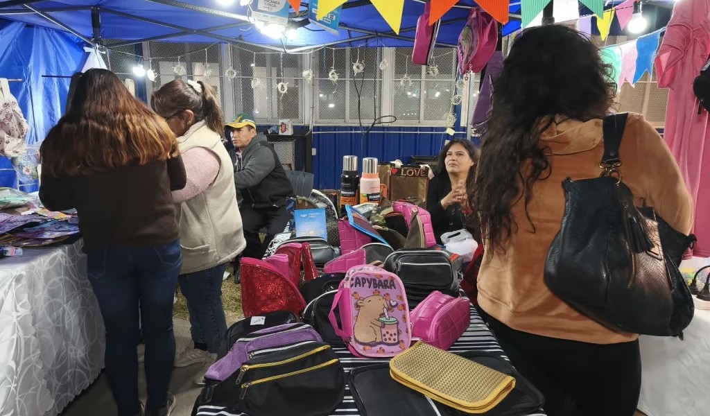 Éxito en ventas y gran participación de vecinos en la primera Feria de la Fábrica de Oficios