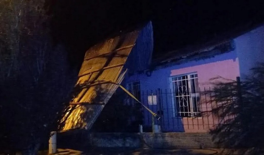 El viento Zonda causa la caída de 10 árboles y  voladuras de techos en la ciudad de Salta