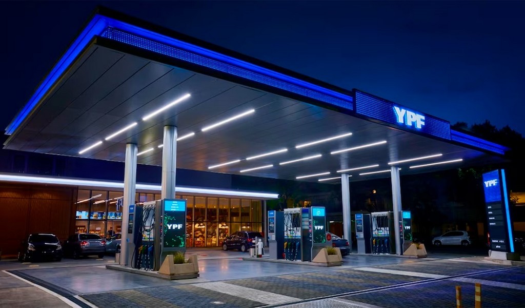 Se pondrá en marcha un nuevo sistema de precios diferenciales: YPF confirmó que será más barato cargar nafta a la madrugada