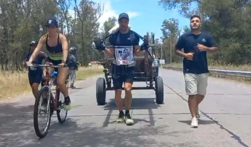 Corrió 20 km con un carro para demostrar el impacto de la tracción a sangre: la promesa a un caballo que perdió la vida