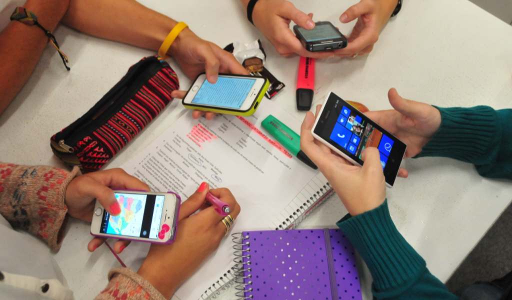 Se reguló la Ley que establece que alumnos Salteños no podrán usar celulares en horas de clases