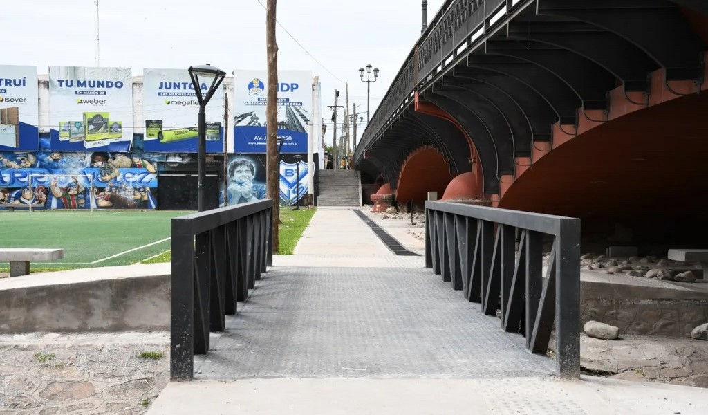 La Municipalidad colocó tres pasarelas en el bajo puente Vélez Sarsfield