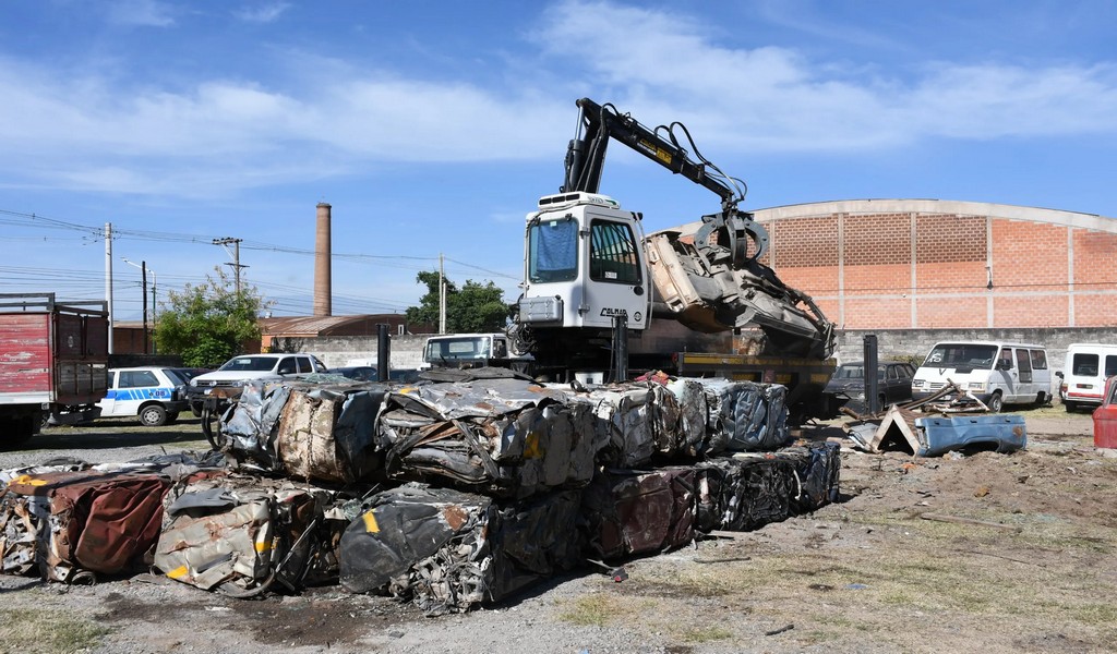 La Municipalidad compactó alrededor de 50 vehículos abandonados