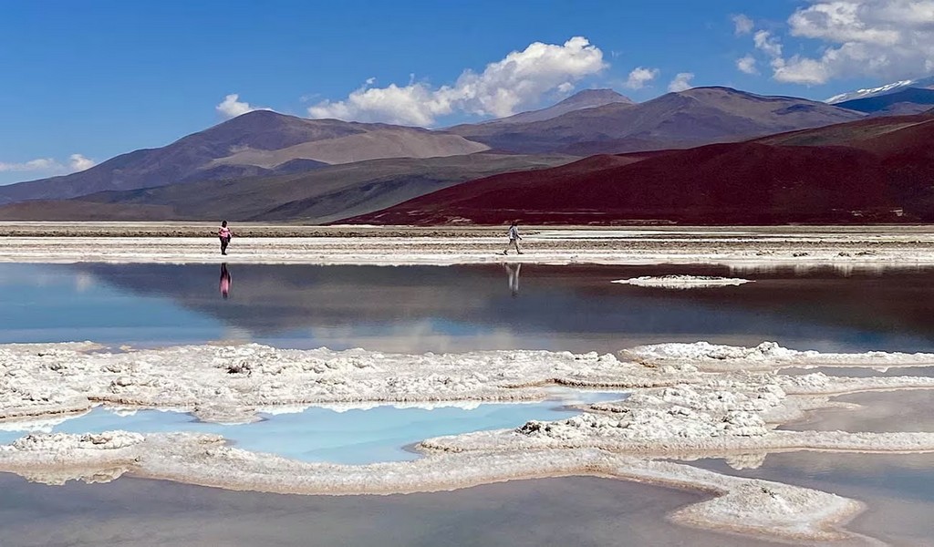 Impresionante operativo para rescatar a una antropologa y a su chofer extraviados en un salar de Salta