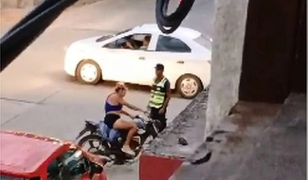 Locura en Metán: Mujer motociclista rehusó pasar el control, amenazó con un cuchillo y quiso darse a la fuga