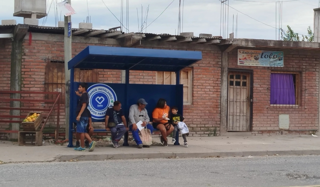La Municipalidad instala 60 nuevos paradores en la ciudad