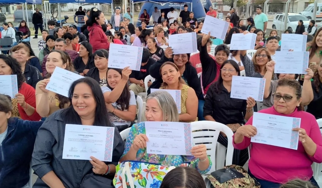 Más de 480 vecinos recibieron su certificado de cursos dictados por la UPATECo en los CICs