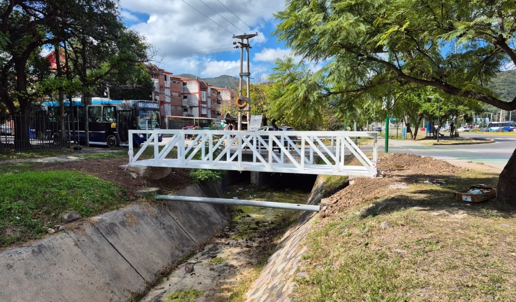 Cruzá Seguro: El Municipio instaló nuevas pasarelas en barrio Parque Belgrano