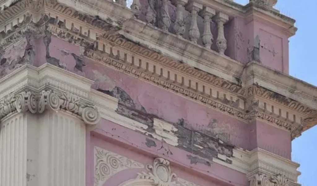 La situación estructural se la Catedral de Salta es grave: "La pintura se cae y la mampostería ya mostró daños estructurales*