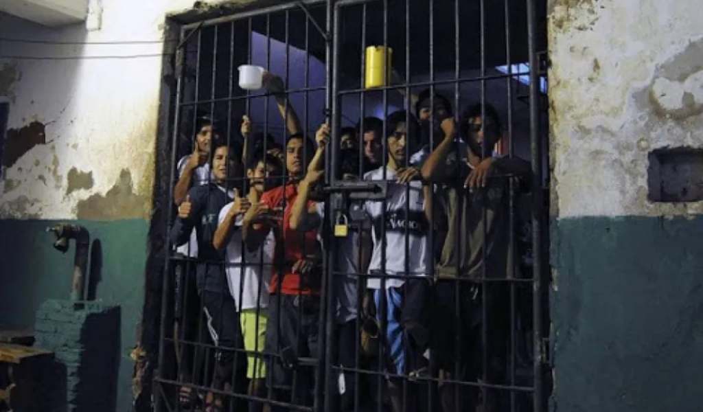 Denuncian que las comisarías en Salta estan colapsadas y que los presos se turnan para dormir en el piso