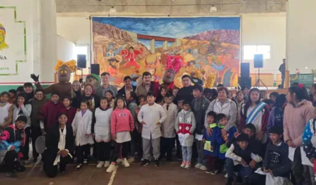 El Gobierno y la Minera Posco entregaron kits escolares a más de 400 alumnos de San Antonio de los Cobres