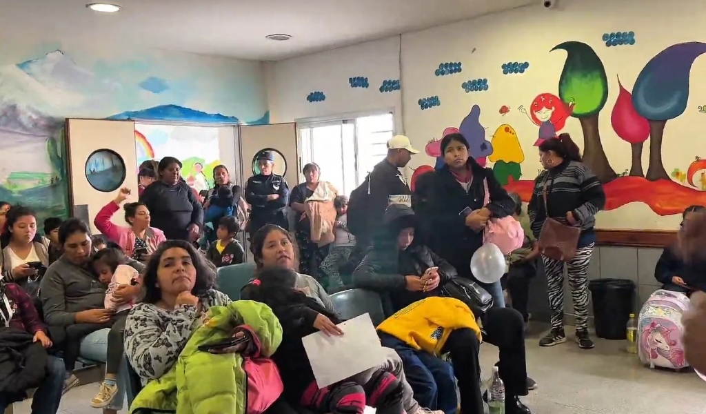 El Materno Infantil está desbordado y padres agreden a médicos por la demora en la atención