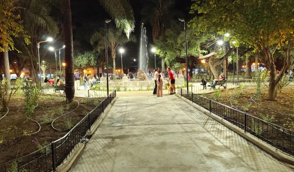 Quedó espectacular: Finalizaron las obras de mejoras en la plaza Alvarado