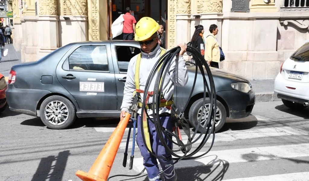 Menos contaminación visual: Retiraron cables en desuso en la calle Balcarce